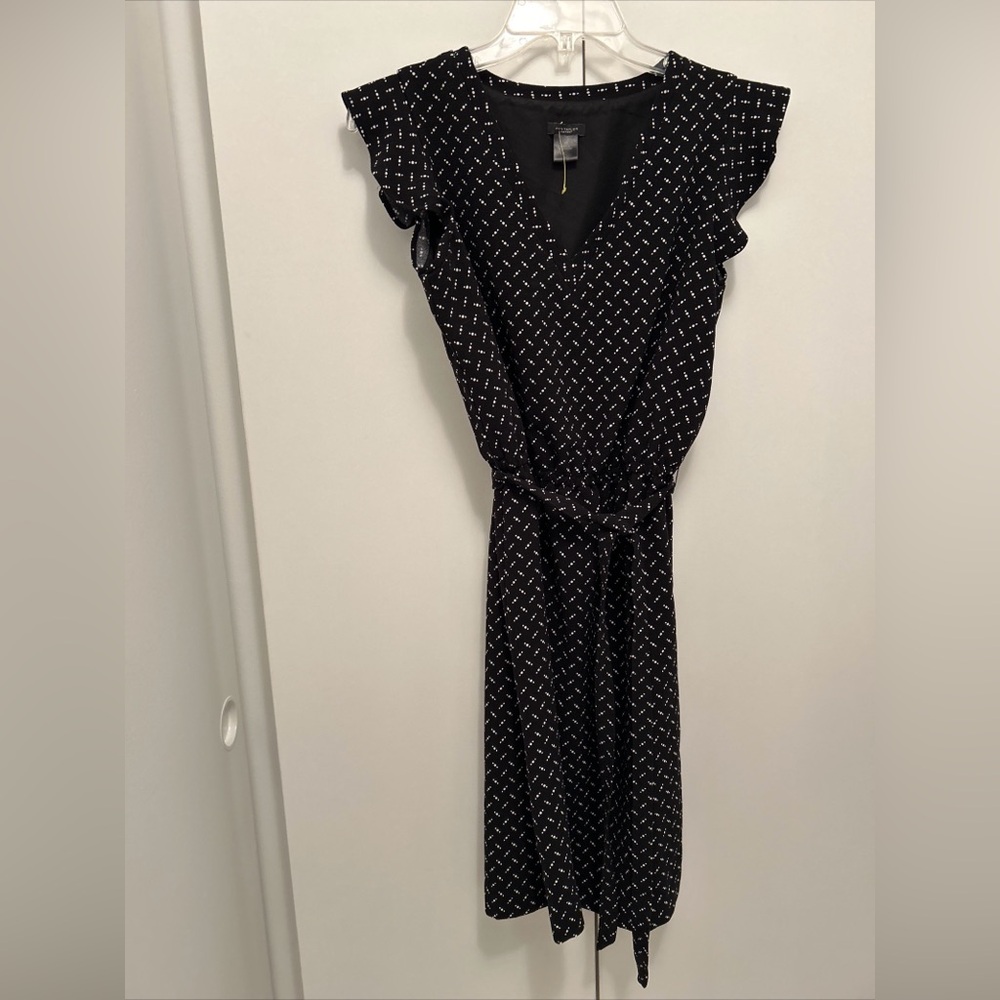 NWOT! Anne Taylor factory Black & White Print Belted Dress w Flutter Sleeves